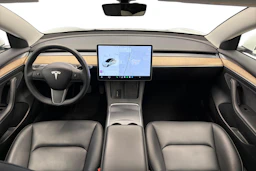 valkoinen Tesla Model 3 2021 kuva 7.