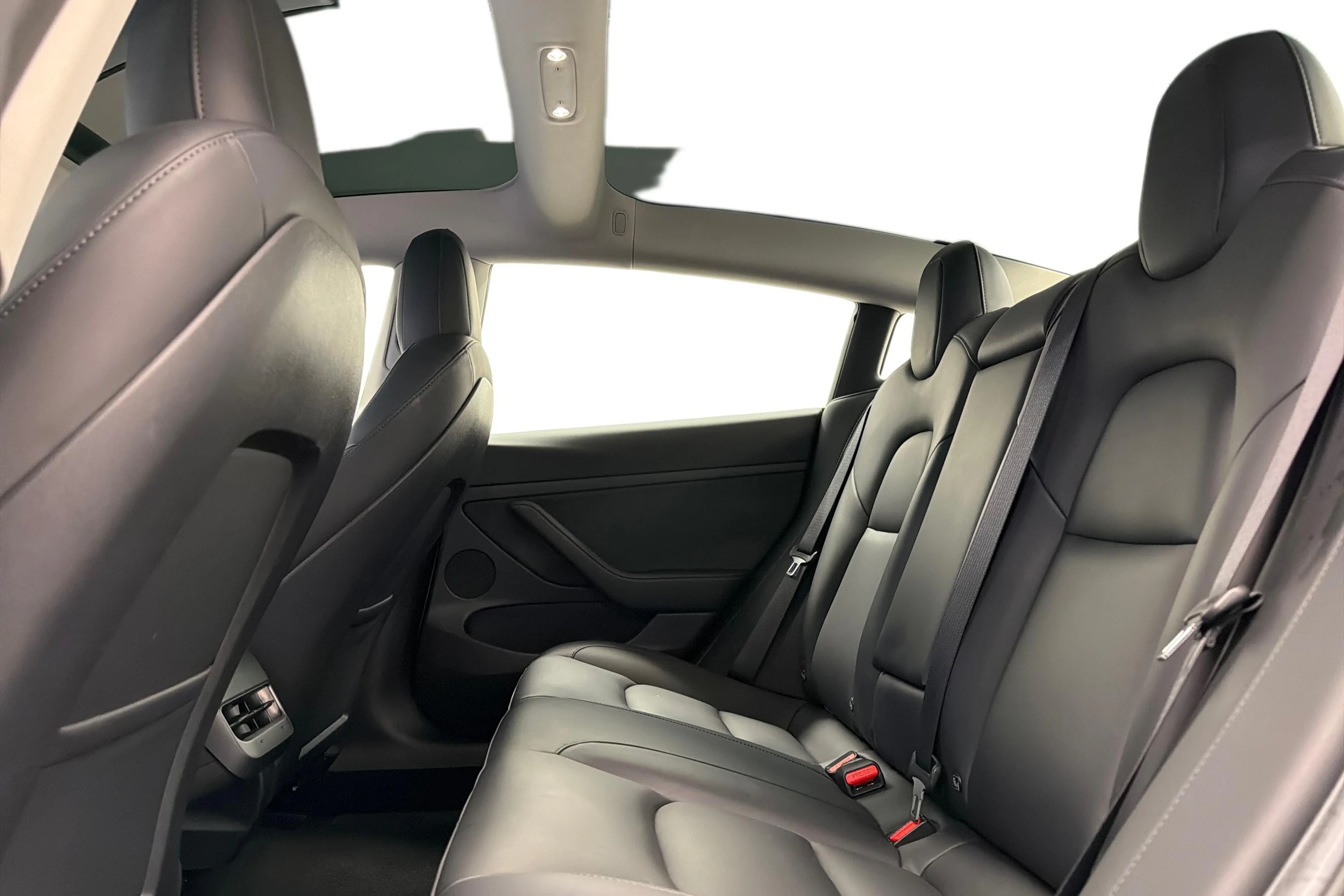 valkoinen Tesla Model 3 2021 kuva 8.