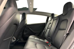 valkoinen Tesla Model 3 2021 kuva 8.