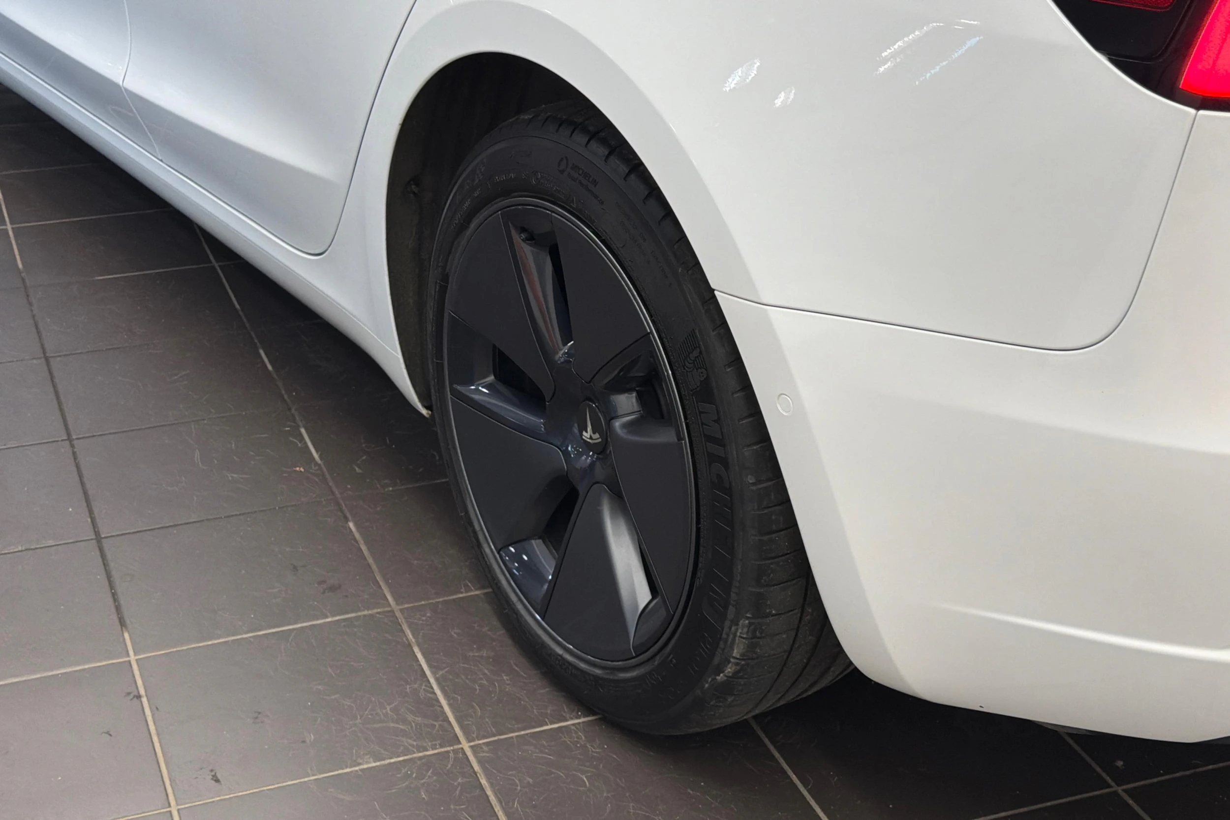 valkoinen Tesla Model 3 2021 kuva 9.
