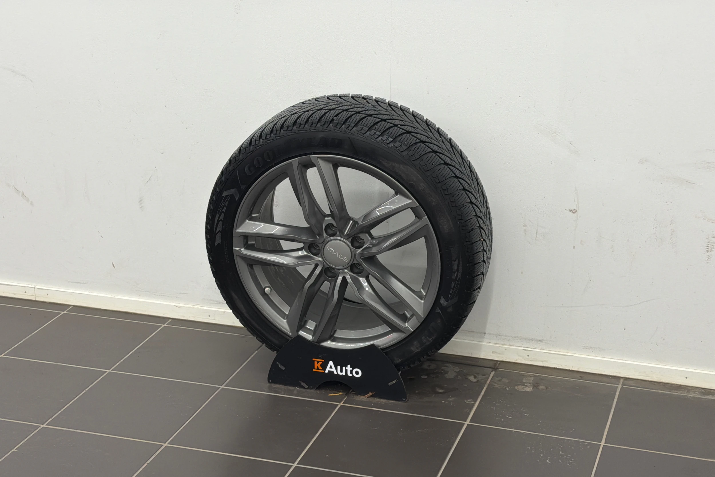 valkoinen Tesla Model 3 2021 kuva 10.