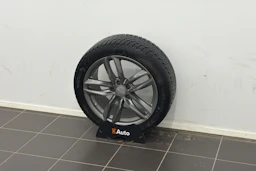 valkoinen Tesla Model 3 2021 kuva 10.