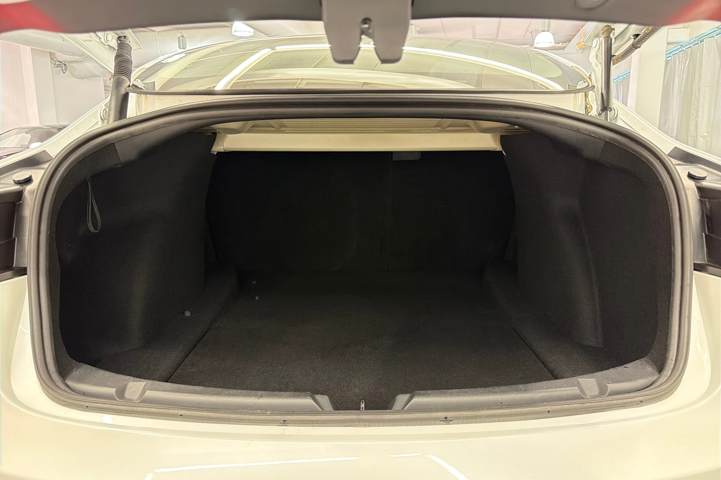 valkoinen Tesla Model 3 2021 kuva 11.