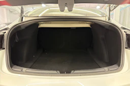 valkoinen Tesla Model 3 2021 kuva 11.