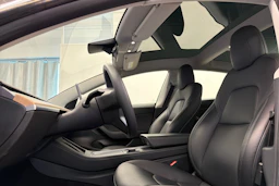 valkoinen Tesla Model 3 2021 kuva 12.