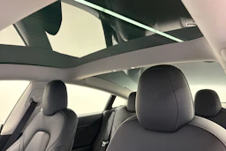 valkoinen Tesla Model 3 2021 kuva 13.