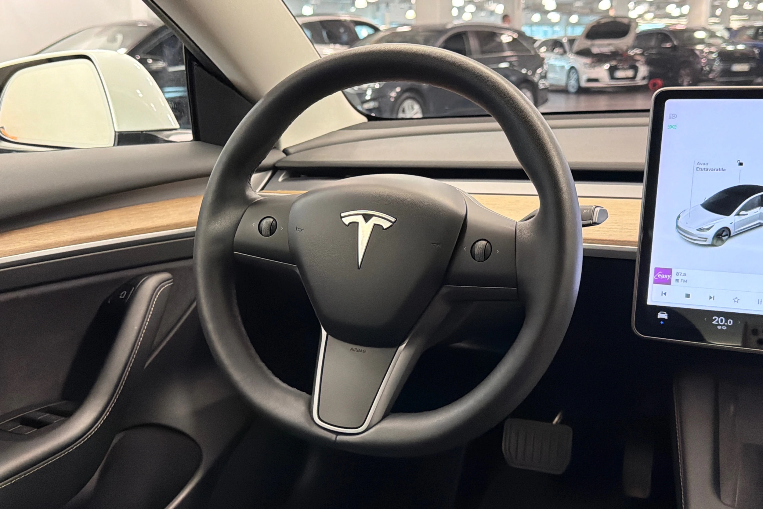 valkoinen Tesla Model 3 2021 kuva 14.
