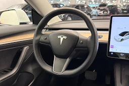 valkoinen Tesla Model 3 2021 kuva 14.