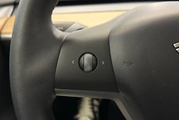 valkoinen Tesla Model 3 2021 kuva 15.