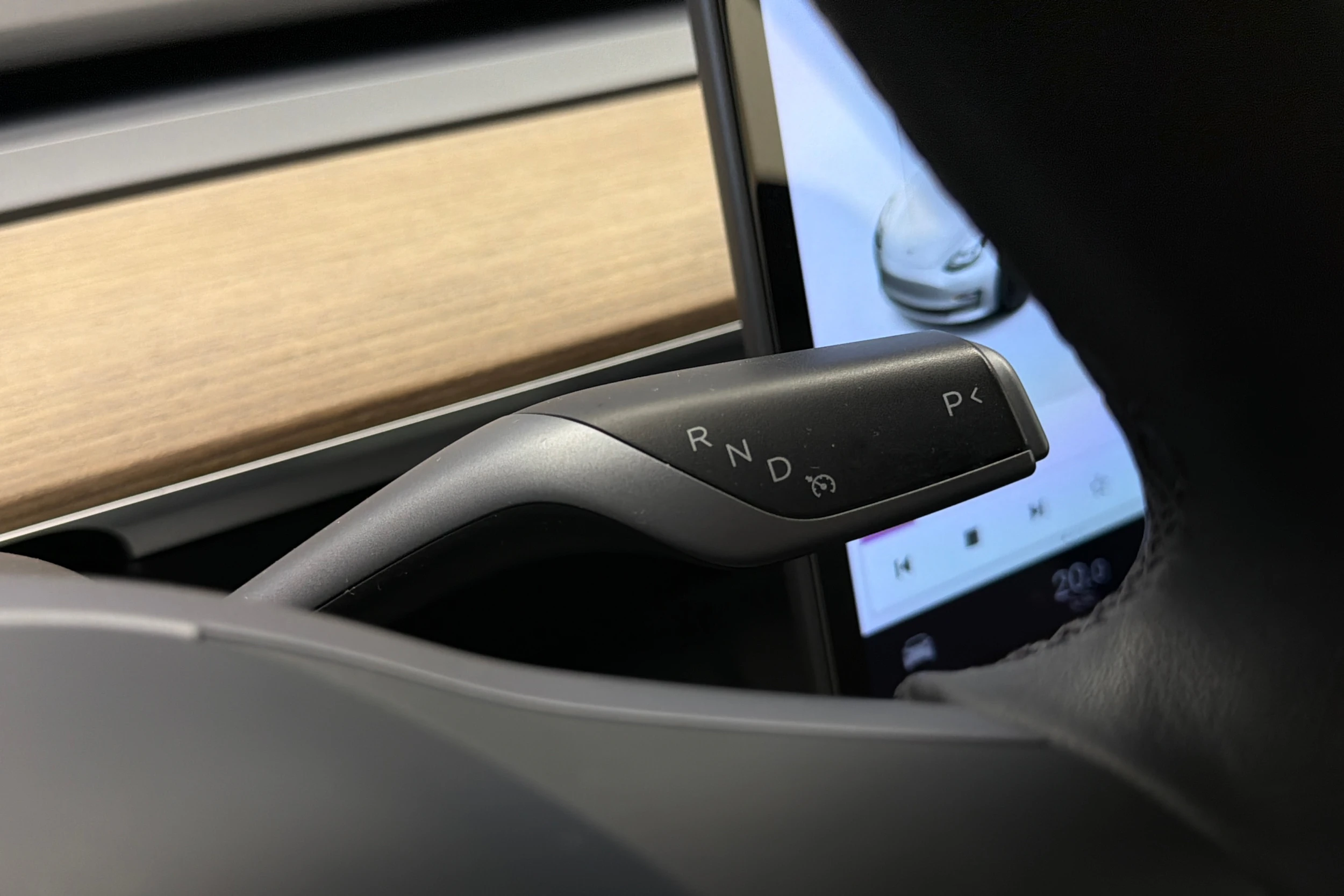 valkoinen Tesla Model 3 2021 kuva 17.