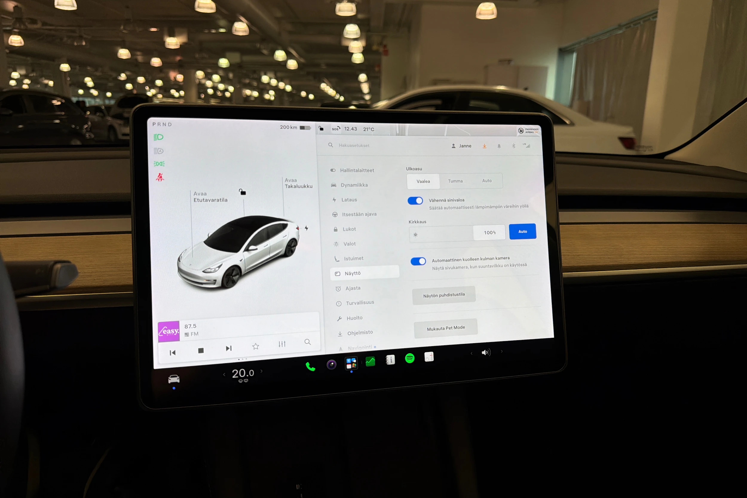 valkoinen Tesla Model 3 2021 kuva 18.