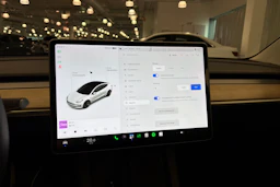 valkoinen Tesla Model 3 2021 kuva 18.