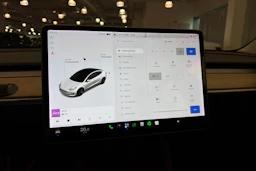 valkoinen Tesla Model 3 2021 kuva 19.