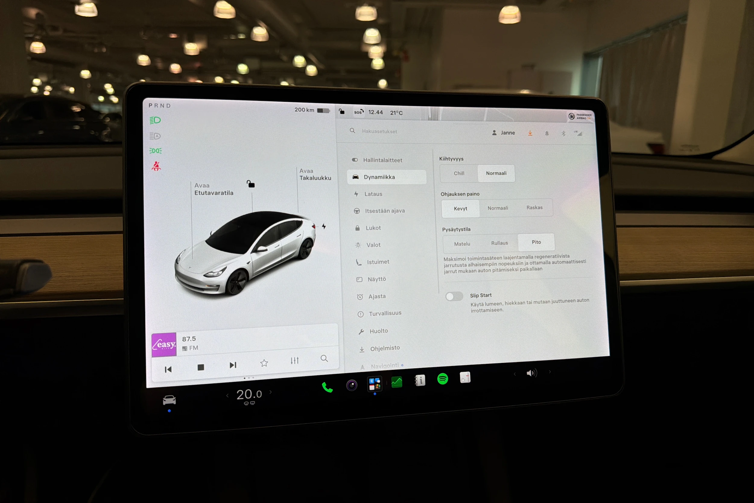 valkoinen Tesla Model 3 2021 kuva 20.