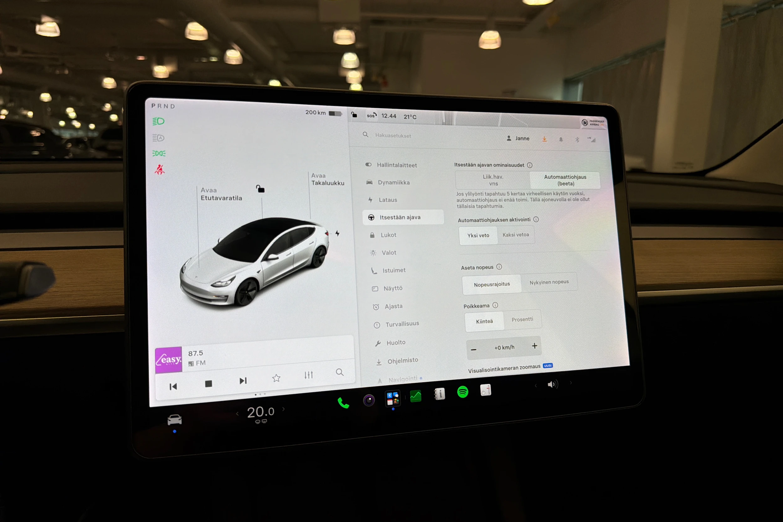 valkoinen Tesla Model 3 2021 kuva 21.