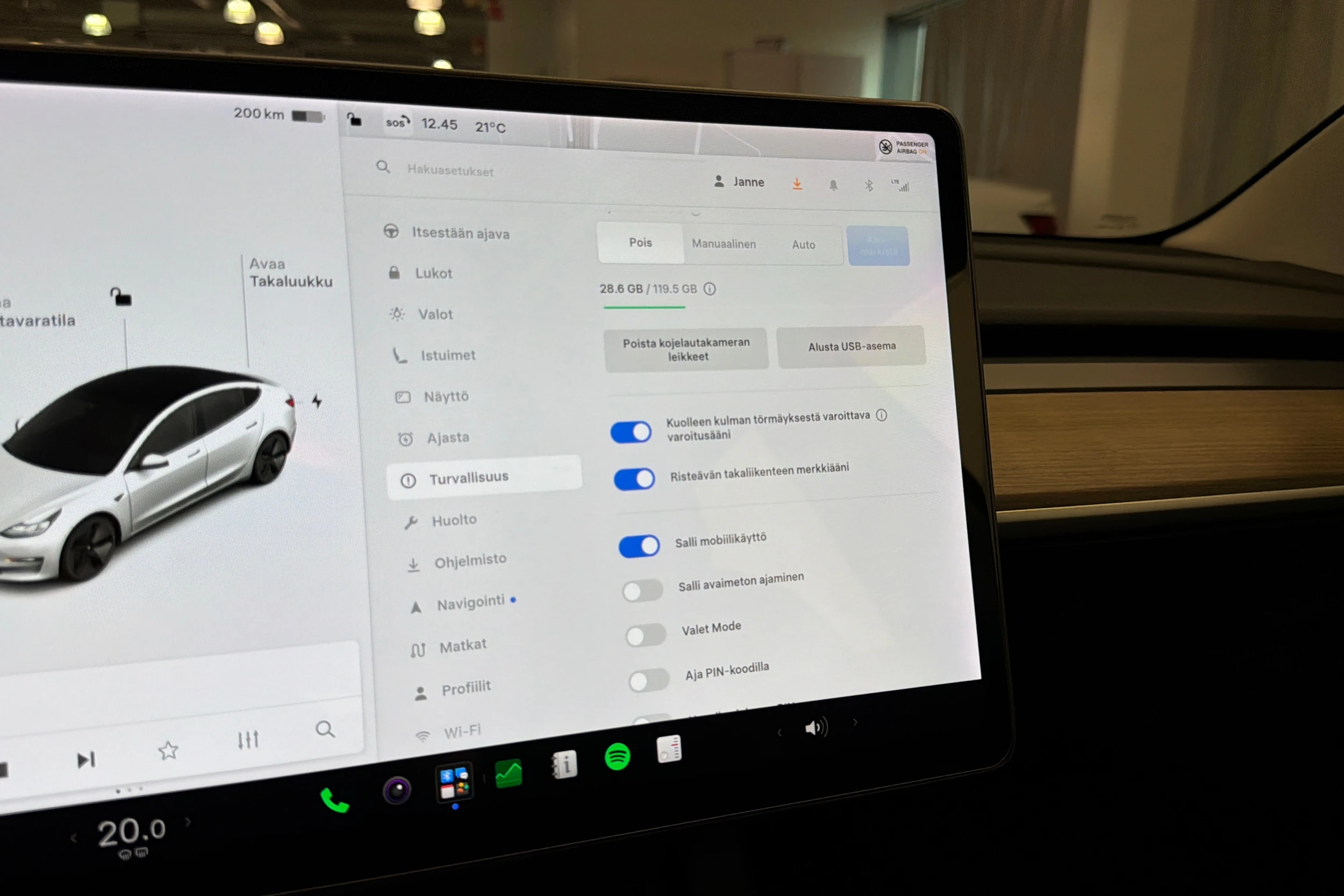 valkoinen Tesla Model 3 2021 kuva 22.