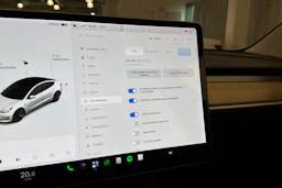 valkoinen Tesla Model 3 2021 kuva 22.