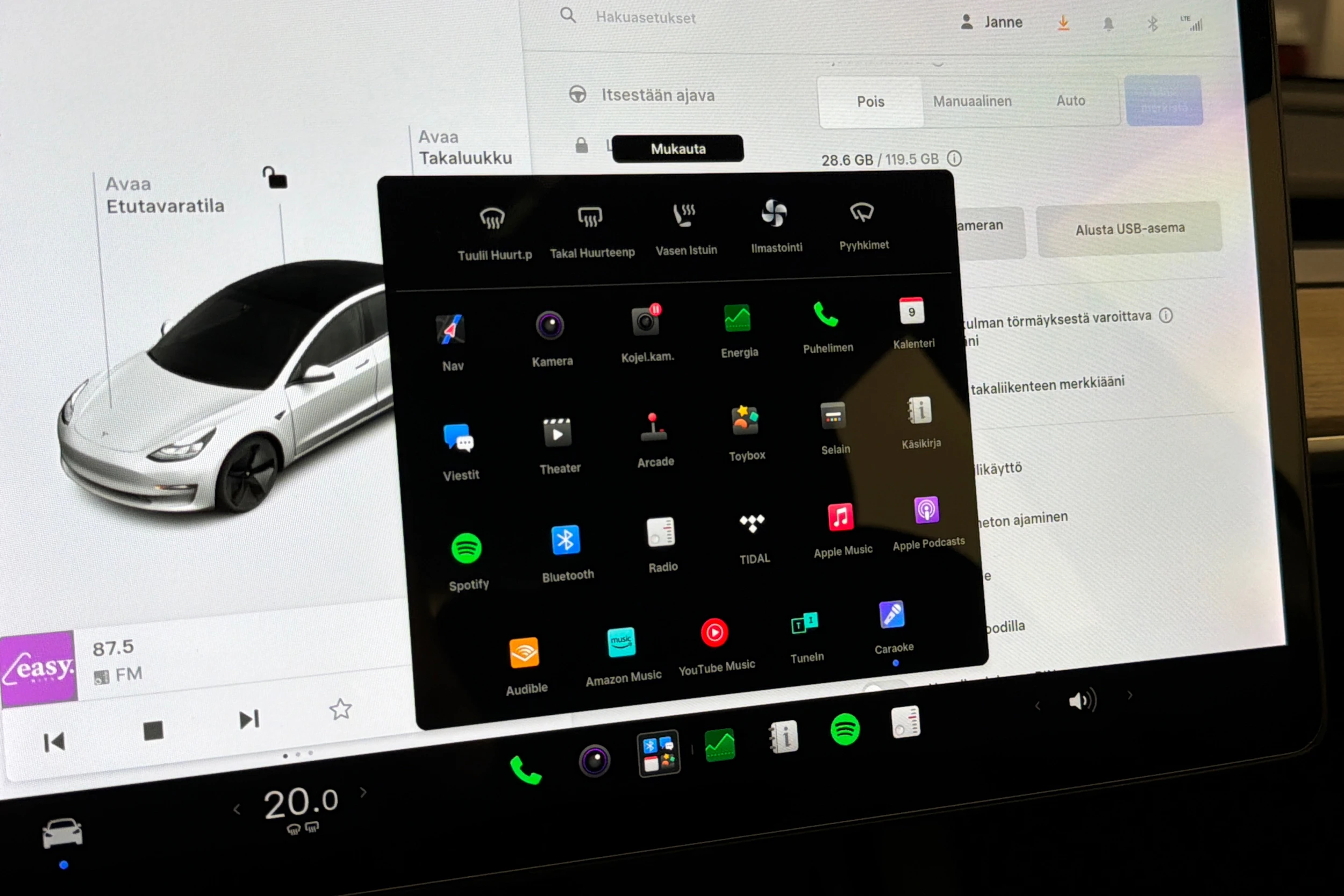 valkoinen Tesla Model 3 2021 kuva 23.