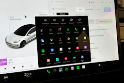 valkoinen Tesla Model 3 2021 kuva 23.