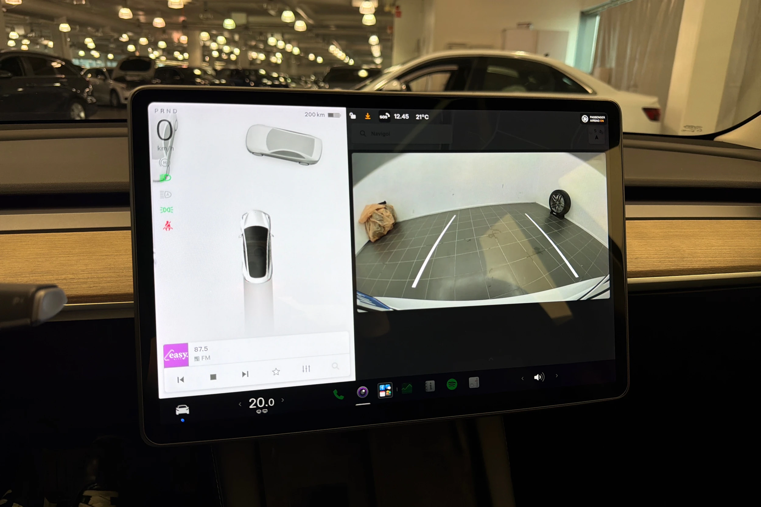valkoinen Tesla Model 3 2021 kuva 24.