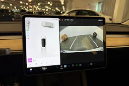 valkoinen Tesla Model 3 2021 kuva 24.