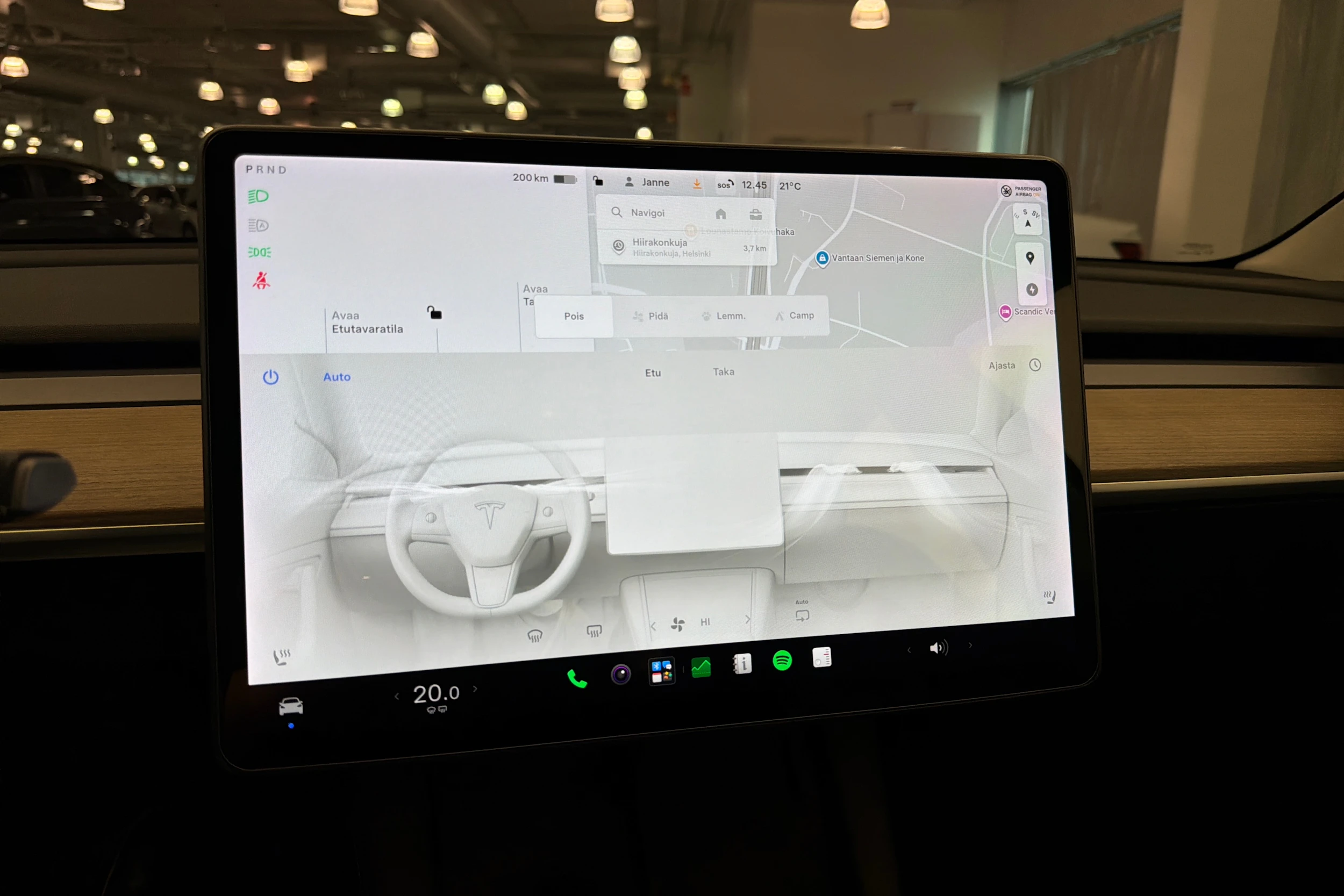valkoinen Tesla Model 3 2021 kuva 25.