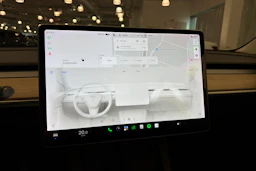 valkoinen Tesla Model 3 2021 kuva 25.