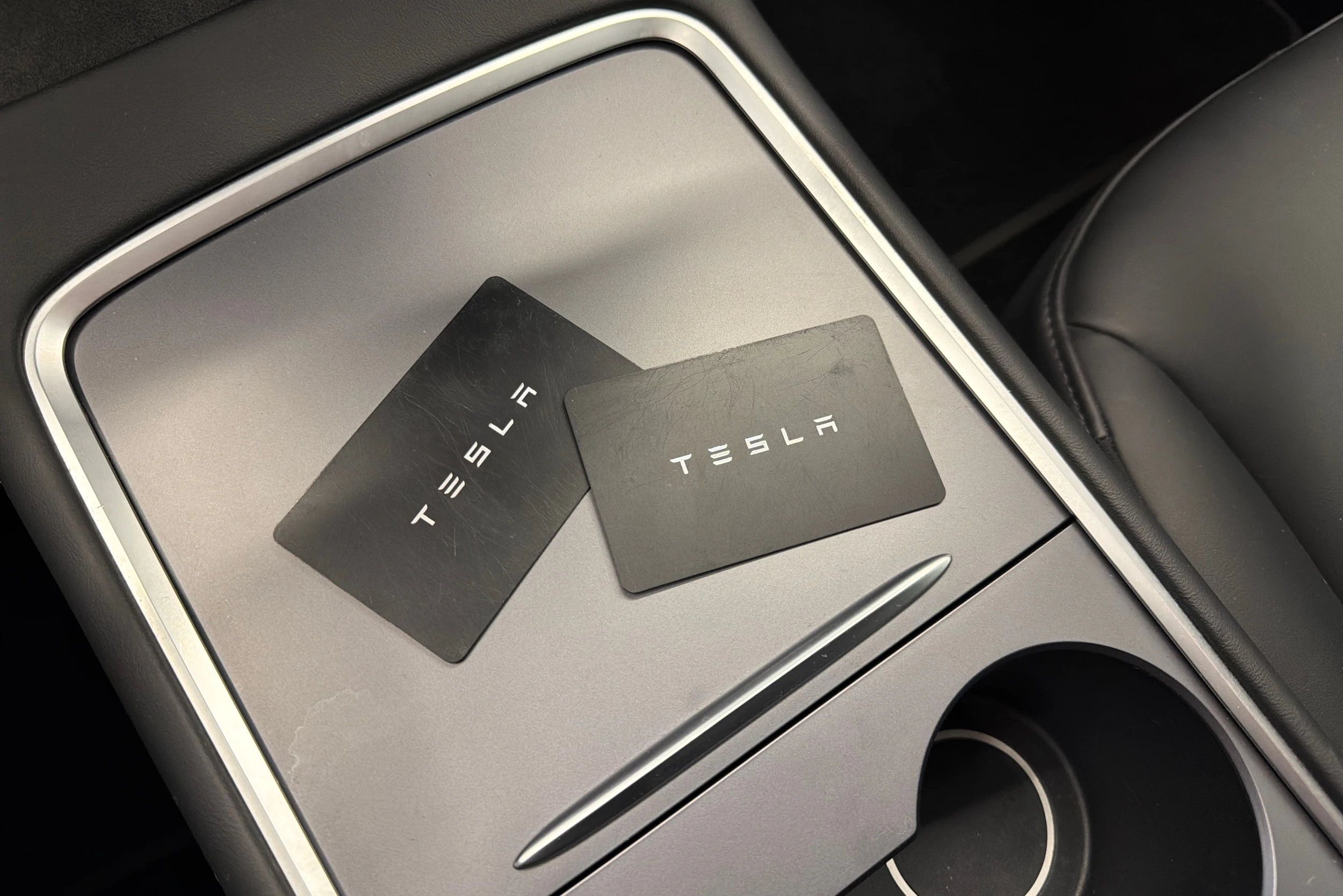 valkoinen Tesla Model 3 2021 kuva 26.