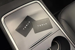 valkoinen Tesla Model 3 2021 kuva 26.