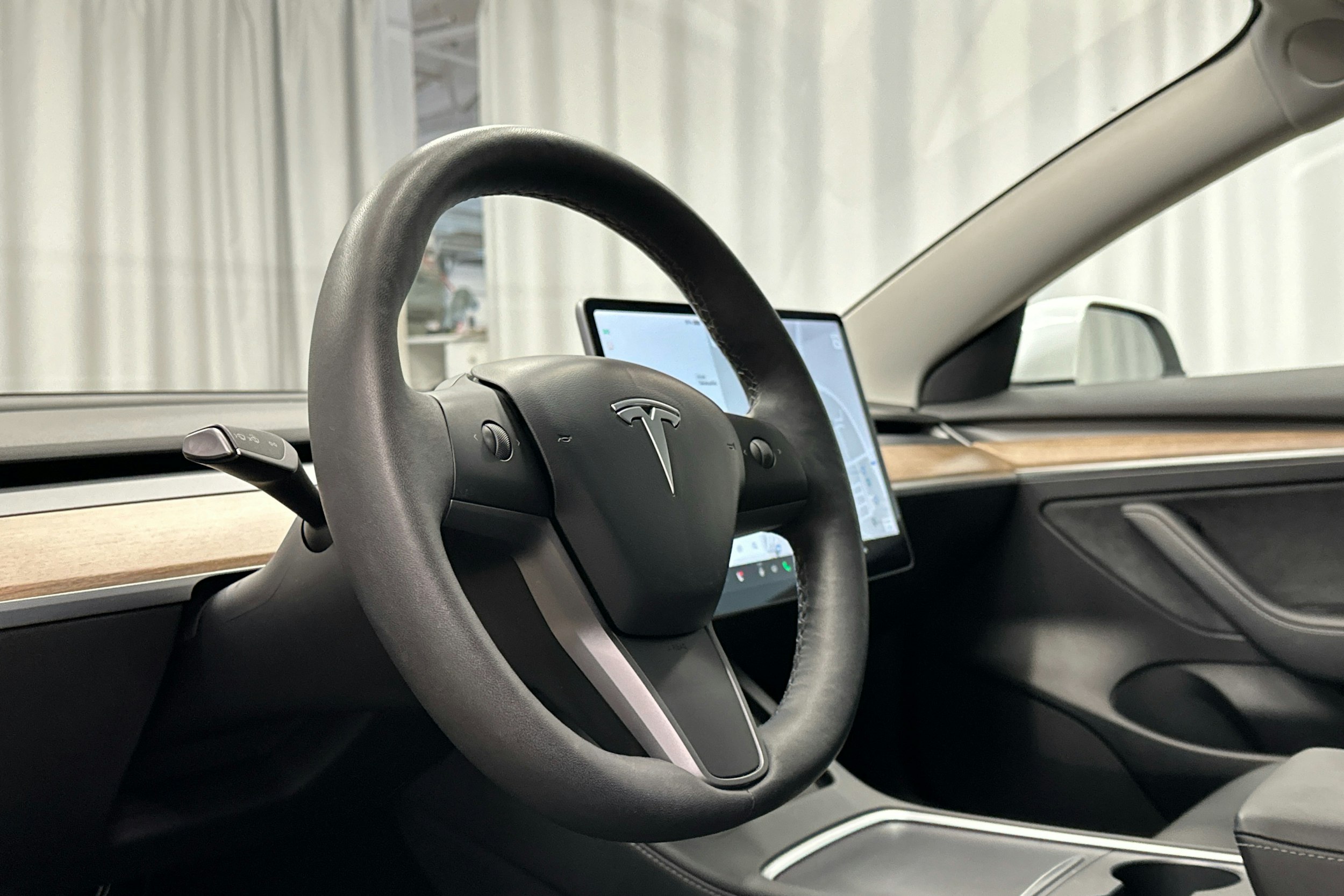 valkoinen Tesla Model 3 2021 kuva 6.