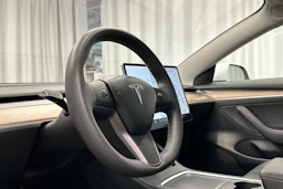 valkoinen Tesla Model 3 2021 kuva 6.