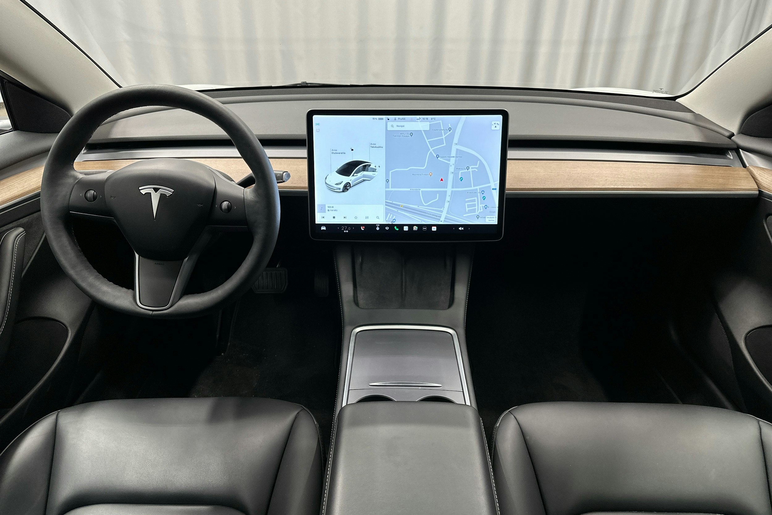 valkoinen Tesla Model 3 2021 kuva 7.