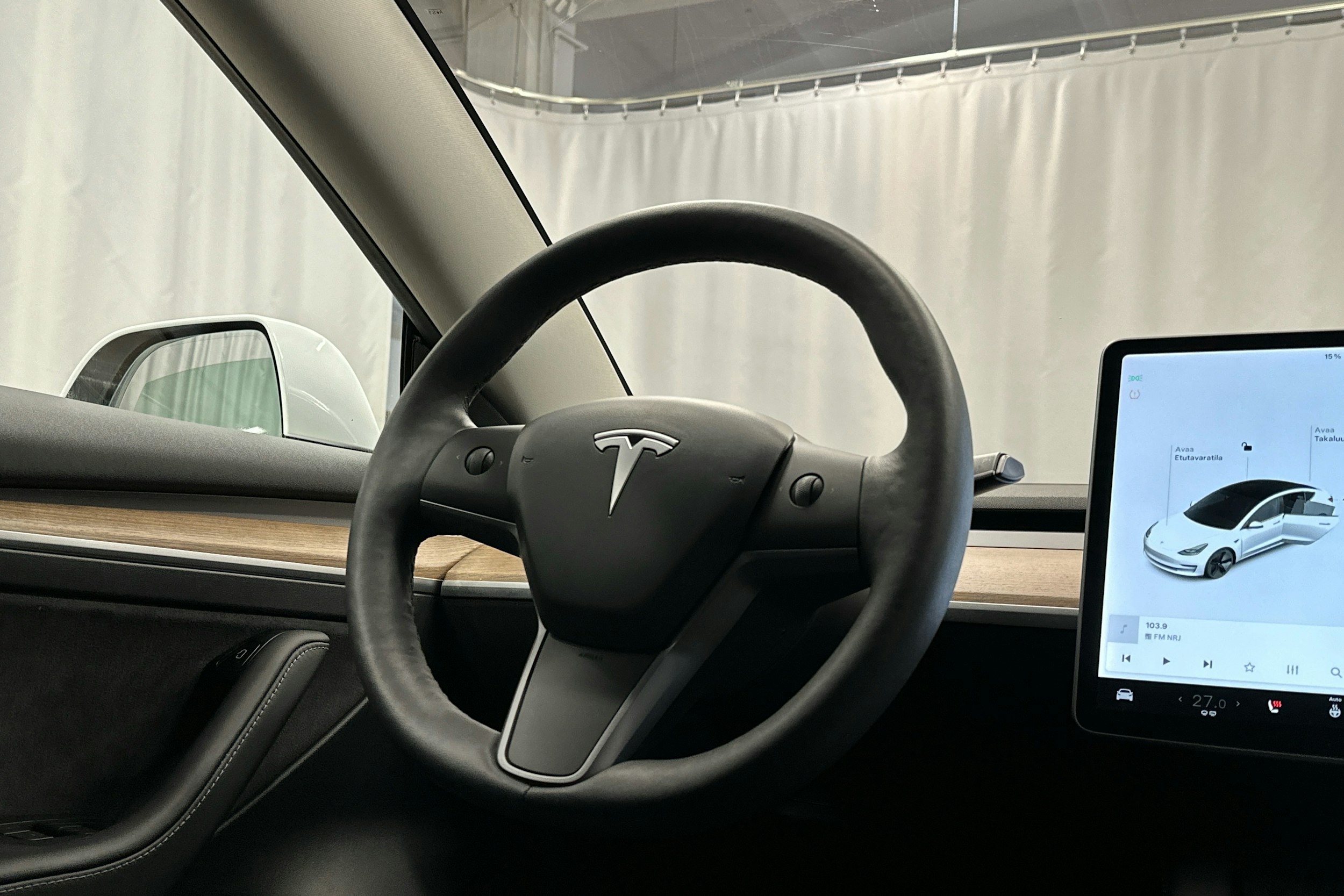 valkoinen Tesla Model 3 2021 kuva 16.