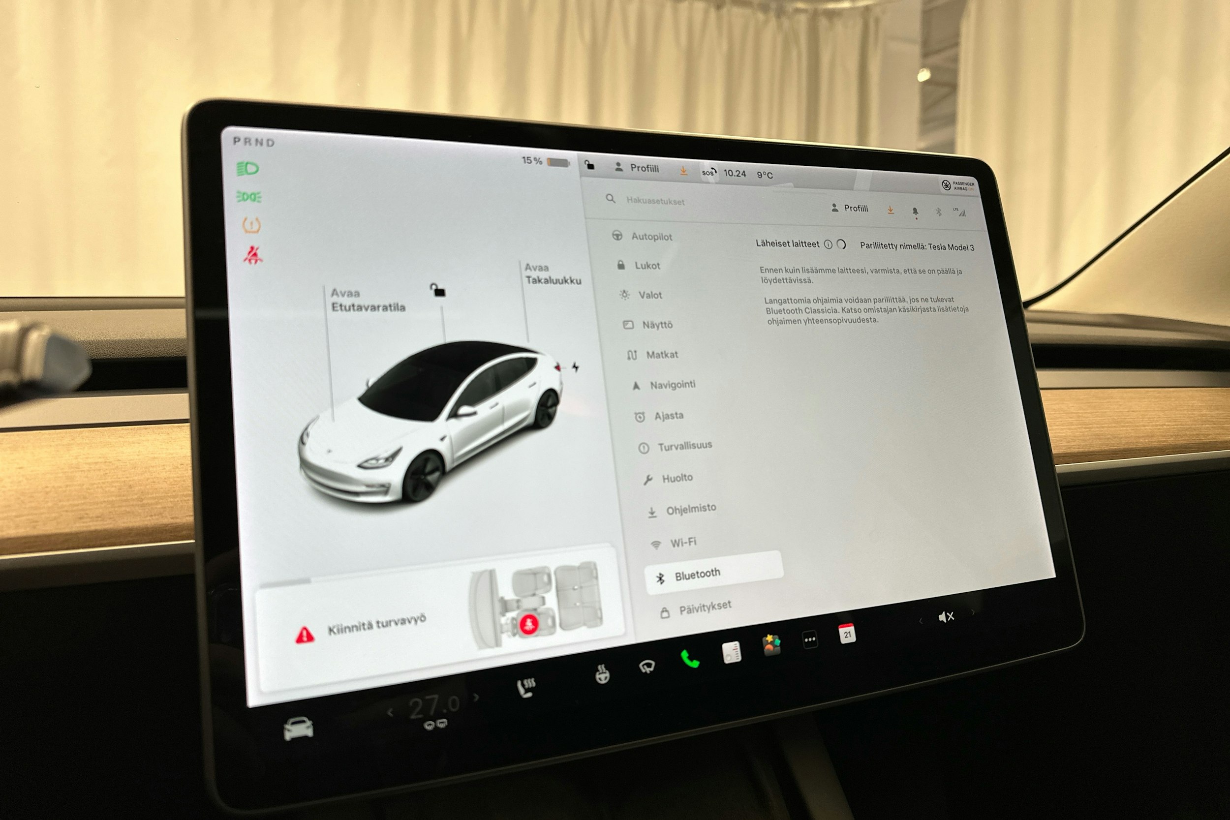 valkoinen Tesla Model 3 2021 kuva 22.