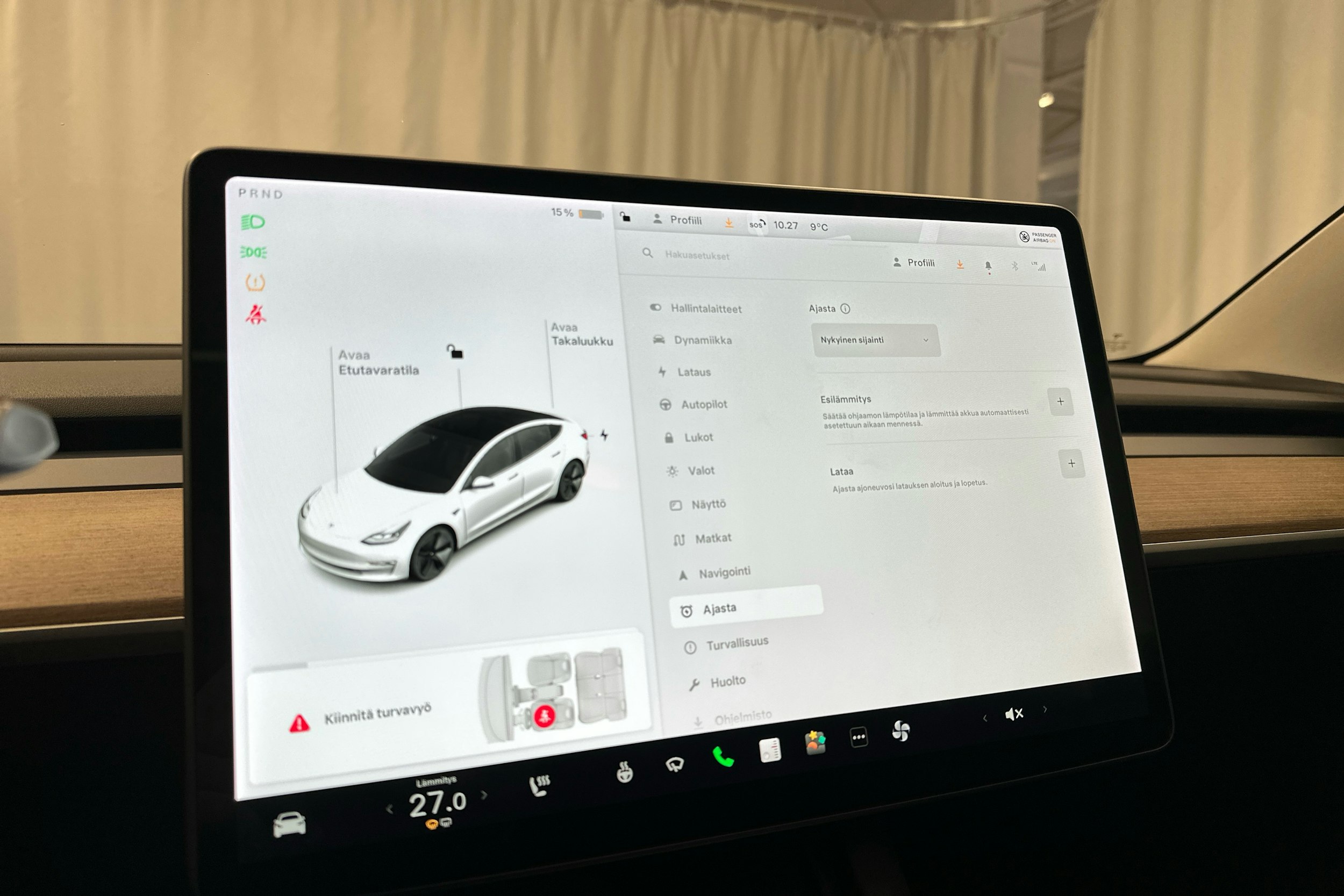 valkoinen Tesla Model 3 2021 kuva 26.