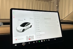 valkoinen Tesla Model 3 2021 kuva 26.