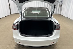 valkoinen Tesla Model 3 2021 kuva 32.