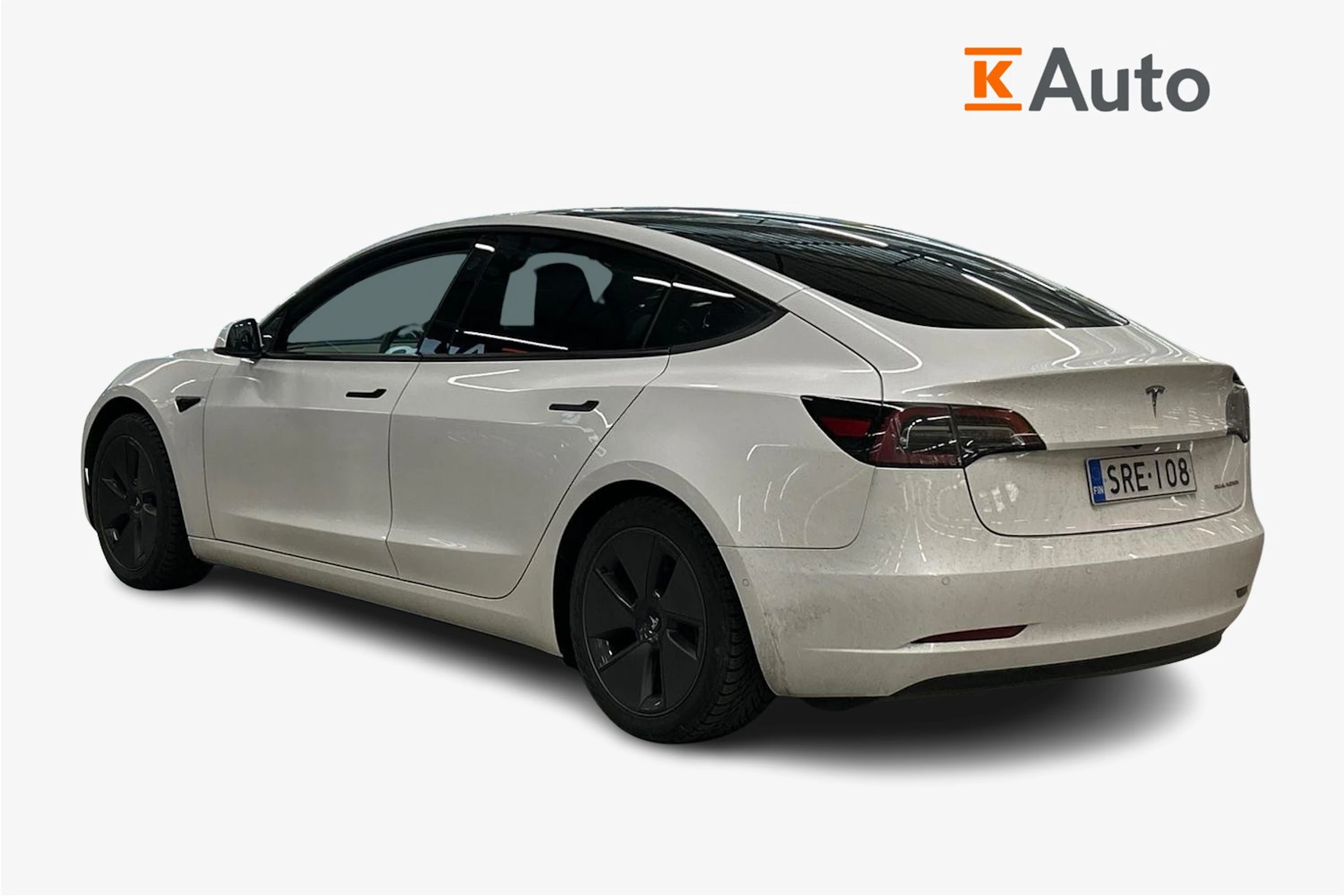 valkoinen Tesla Model 3 2021 kuva 2.