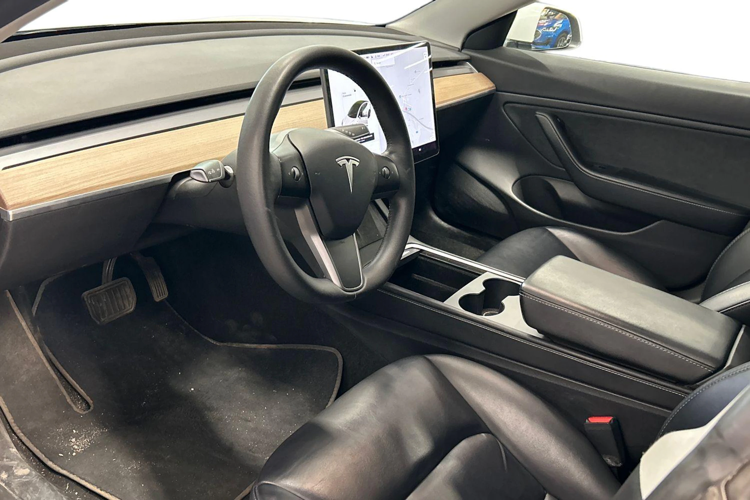 valkoinen Tesla Model 3 2021 kuva 3.
