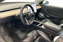 valkoinen Tesla Model 3 2021 kuva 3.