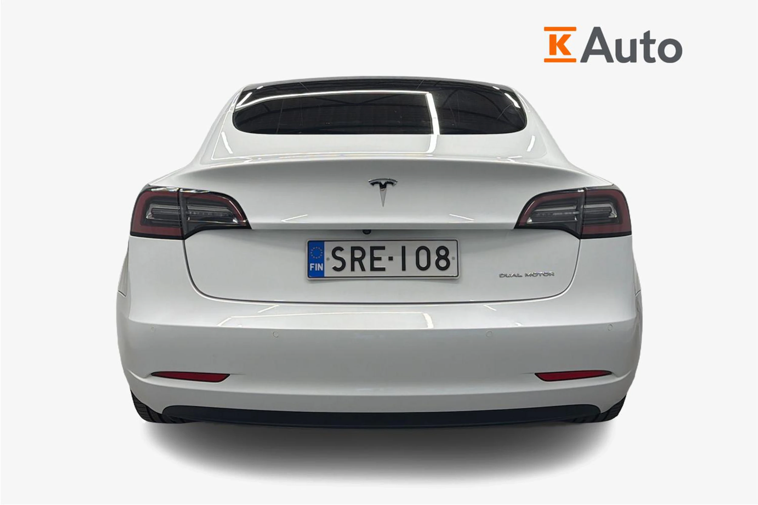 valkoinen Tesla Model 3 2021 kuva 4.