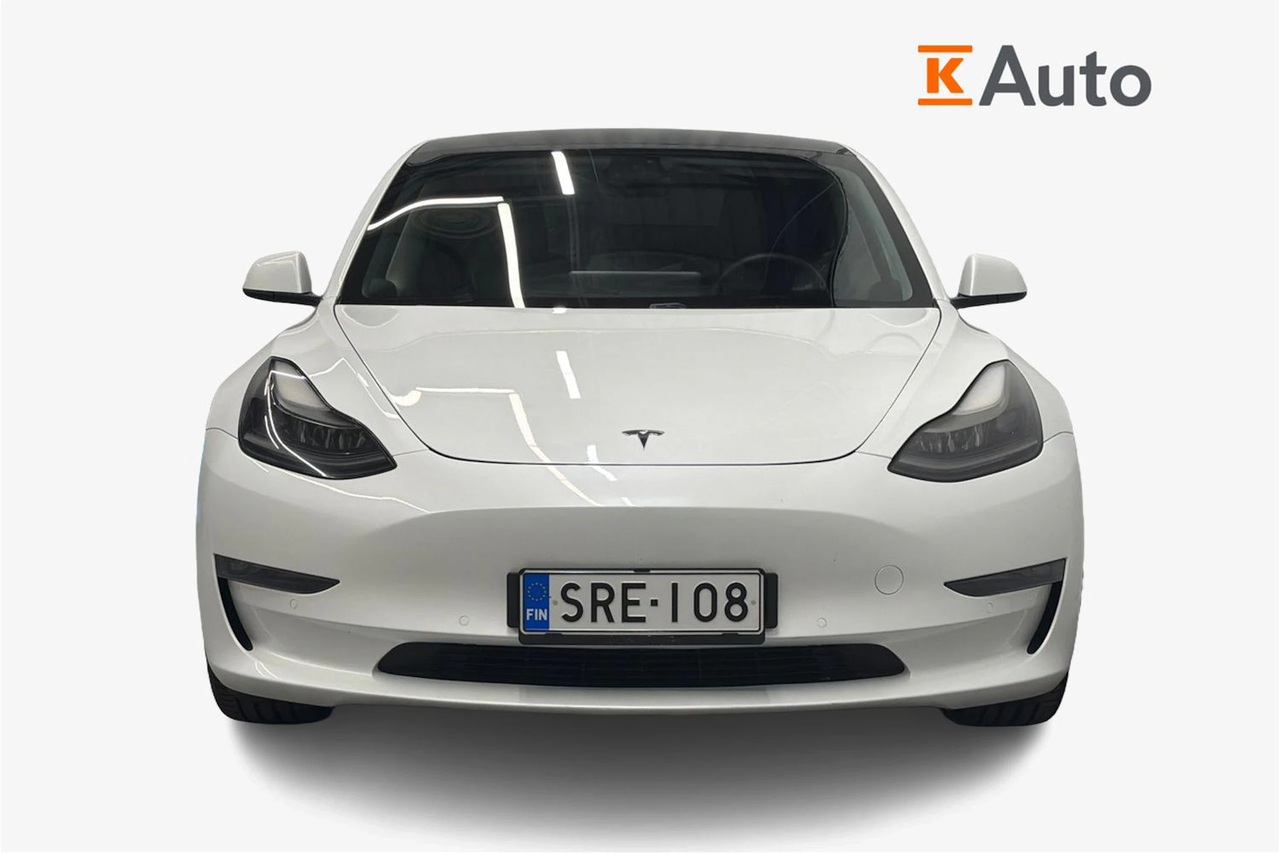 valkoinen Tesla Model 3 2021 kuva 5.