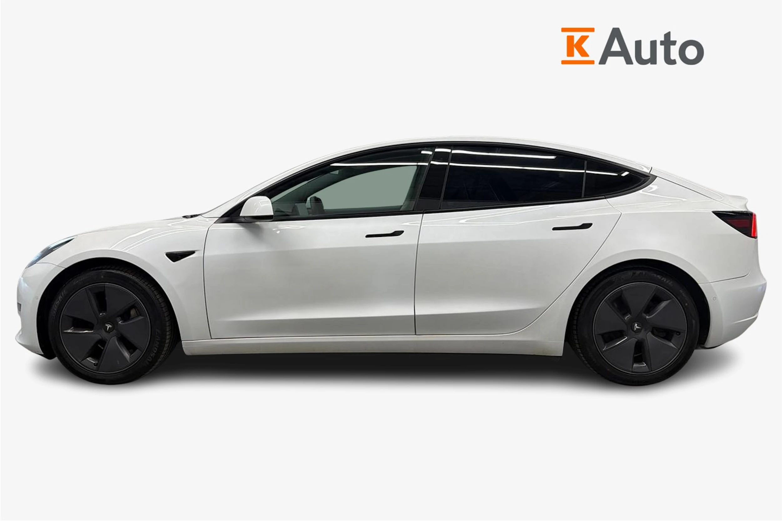 valkoinen Tesla Model 3 2021 kuva 7.