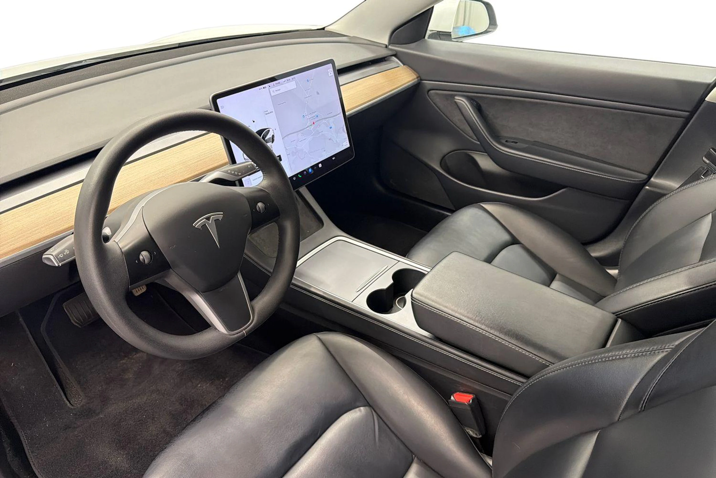 valkoinen Tesla Model 3 2021 kuva 8.