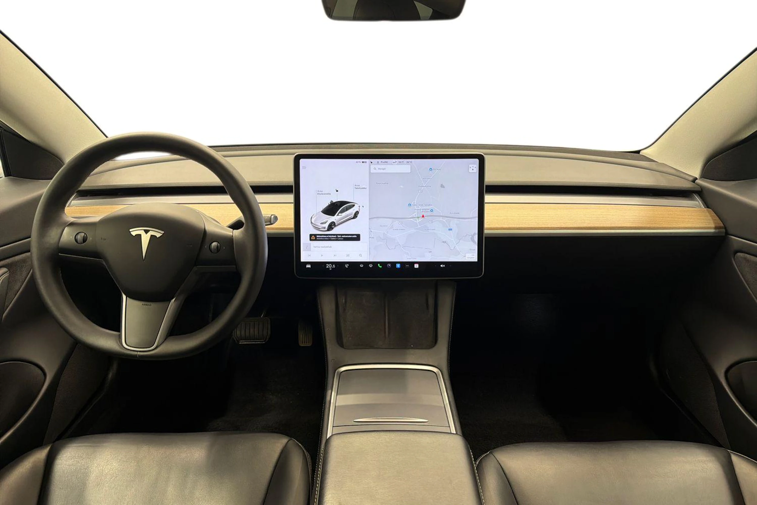 valkoinen Tesla Model 3 2021 kuva 9.