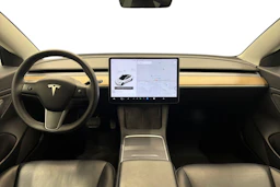 valkoinen Tesla Model 3 2021 kuva 9.