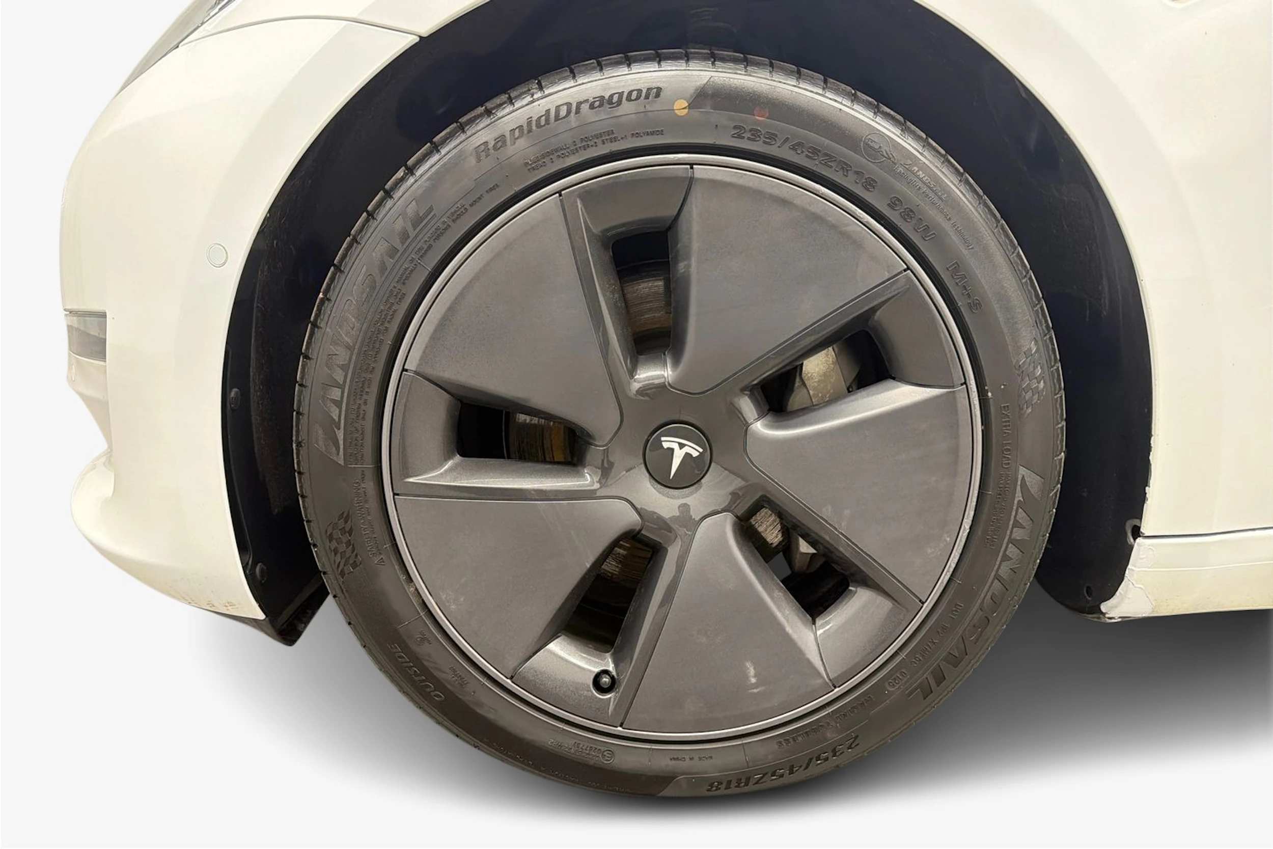 valkoinen Tesla Model 3 2021 kuva 12.