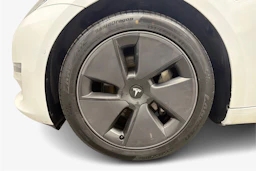 valkoinen Tesla Model 3 2021 kuva 12.