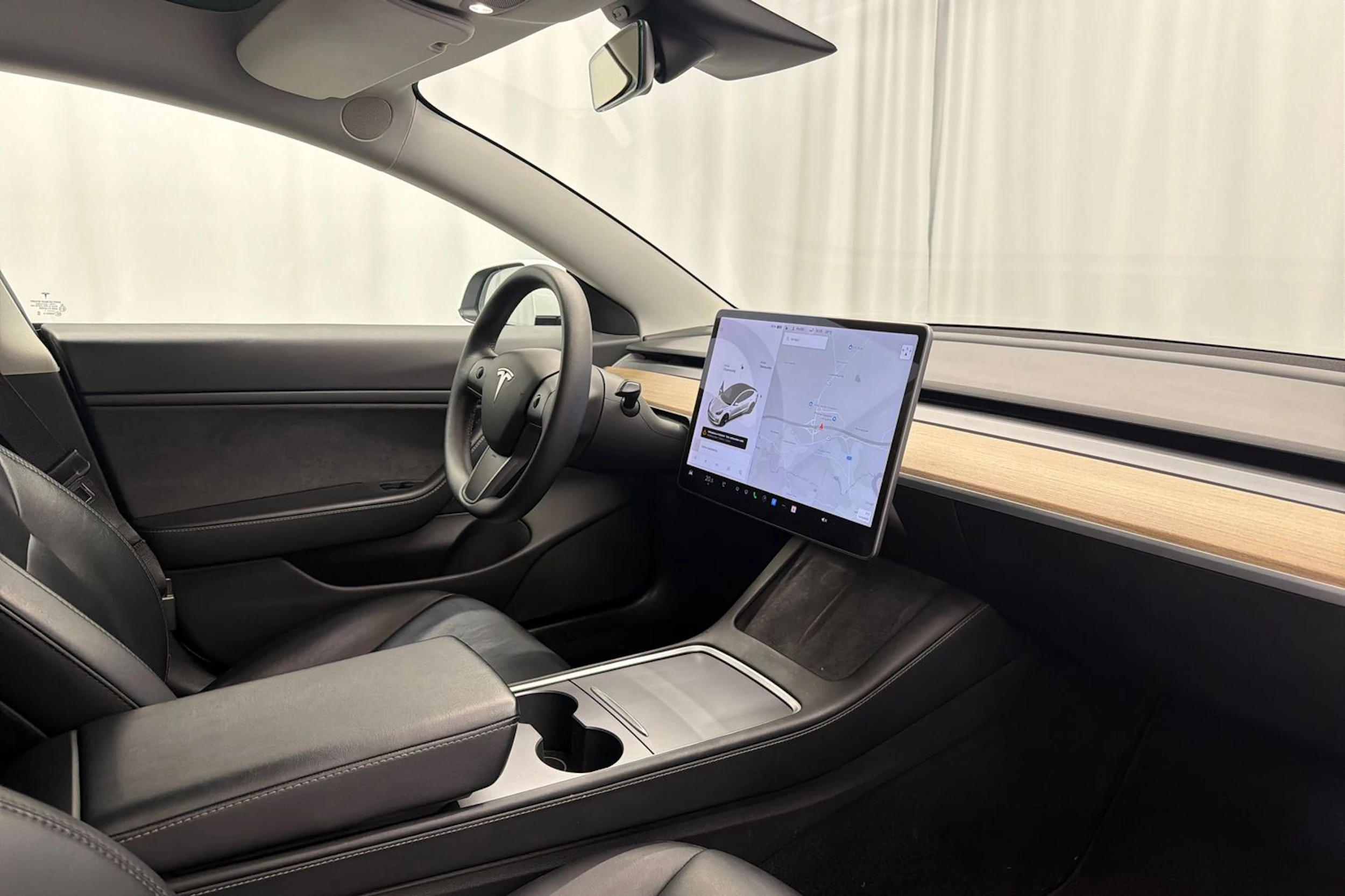 valkoinen Tesla Model 3 2021 kuva 16.