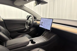 valkoinen Tesla Model 3 2021 kuva 16.